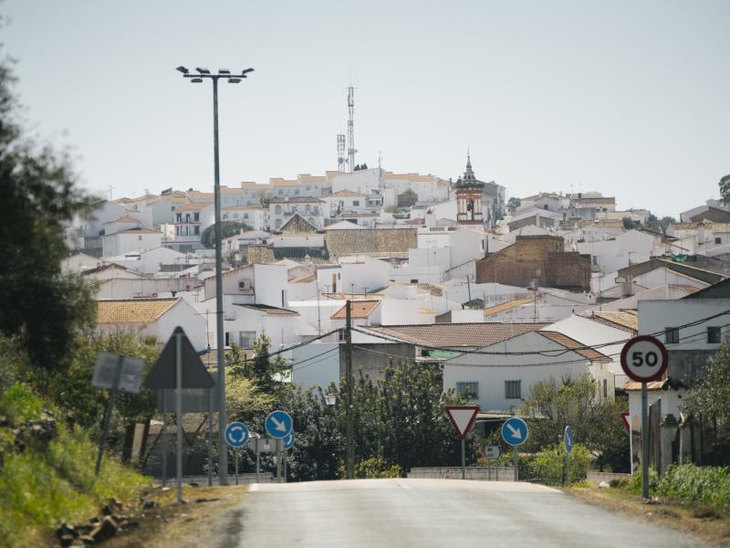 Castilblanco de los Arroyos. Vista general del pueblo con casas, la torre de la iglesia, señales de tráfico