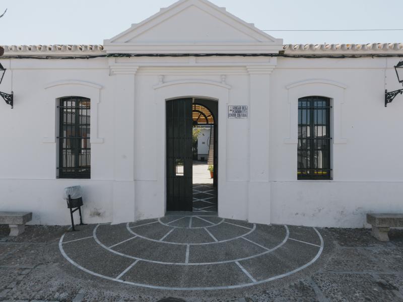 Castilblanco de los Arroyos. Entrada principal del centro cultural hogar del pensionista, puerta, ventanas y bancos de piedra