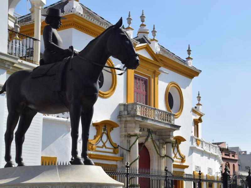 Fachada de la plaza de toros de la real maestranza con la estatua de la condesa de barcelona a caballo