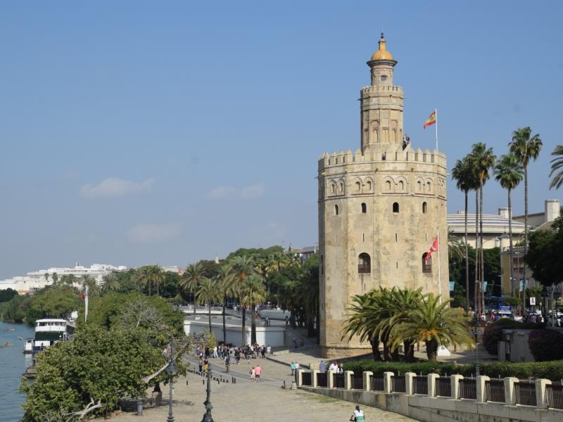 Torre del oro, museo de la marina junto al río