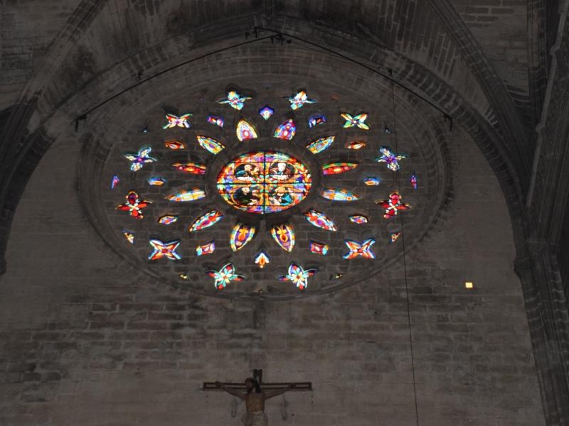 Rosetón de vidrieras de colores incrustados en uno de los muros del interior de la catedral