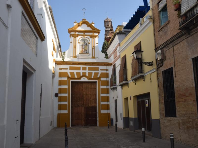 Vista de la entrada al real monasterio de san clemente, en una calle peatonal