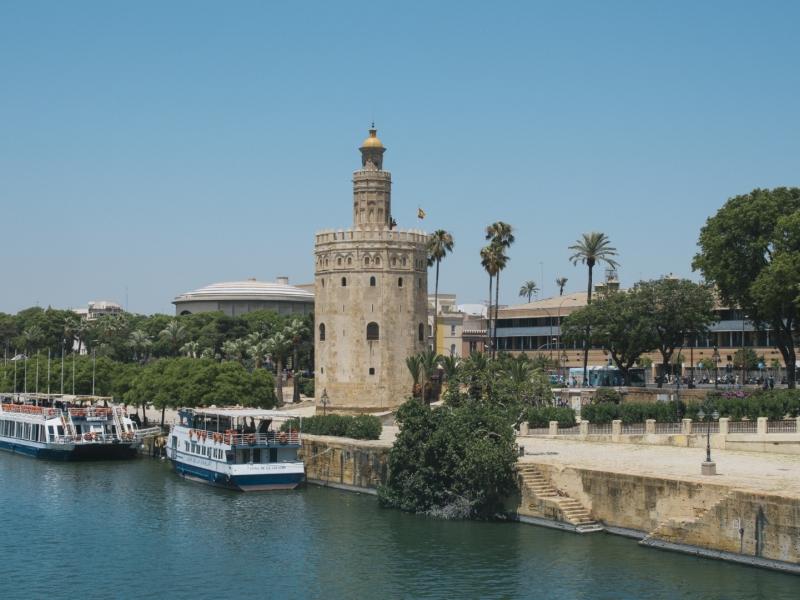 Otra perspectiva de la torre del oro con el museo de la marina en su interior donde se ve las aguas del río