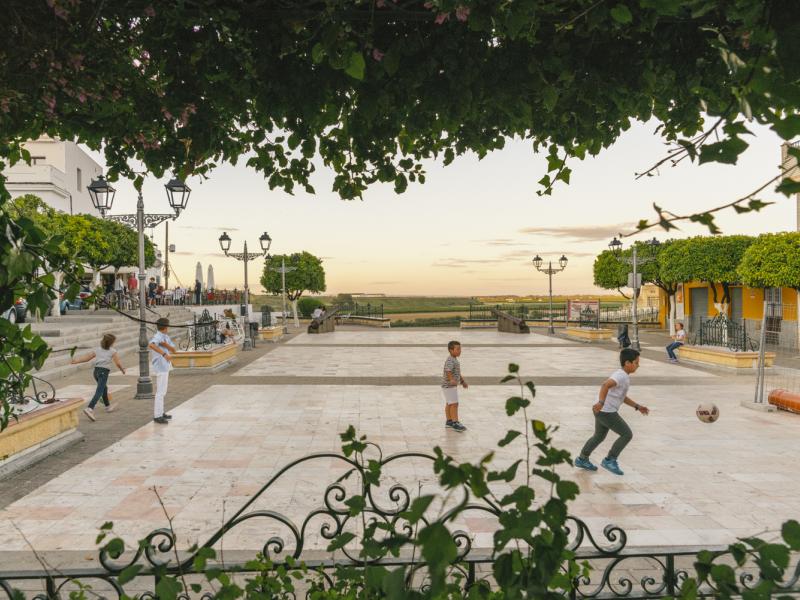 Niños jugando en una plaza