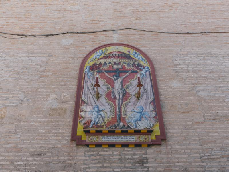 Cantillana. Azulejo de Cristo crucificado
