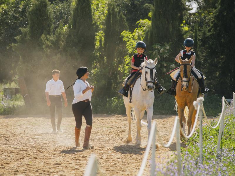 Villamanrique de la Condesa. Niños practicando equitación