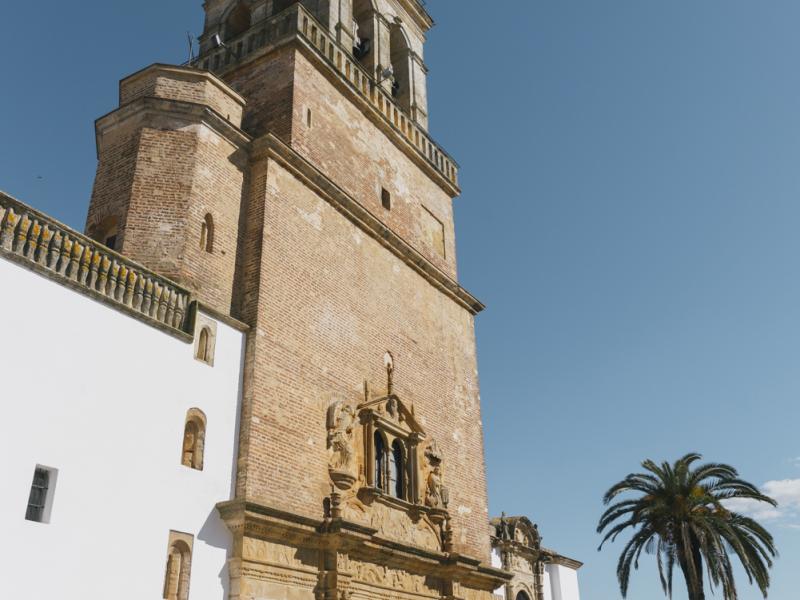 Torre campanario y entrada de la iglesia