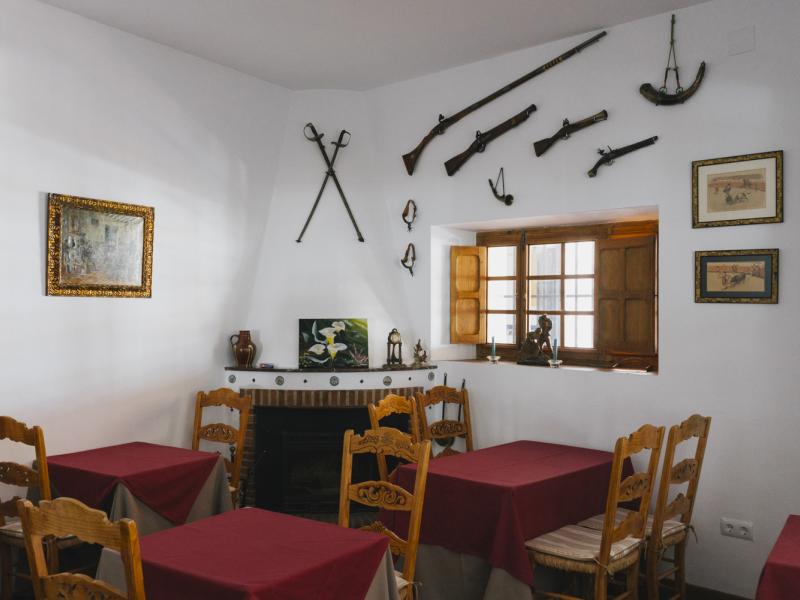 Interior de restaurante con armas de fuego antiguas