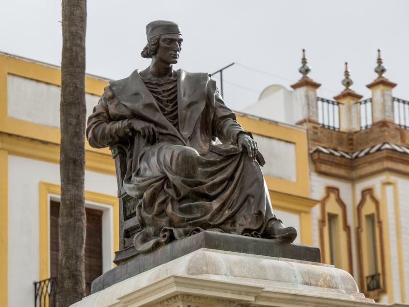 Estatua de Elio Antonio de Nebrija en la Plaza de España de Lebrija
