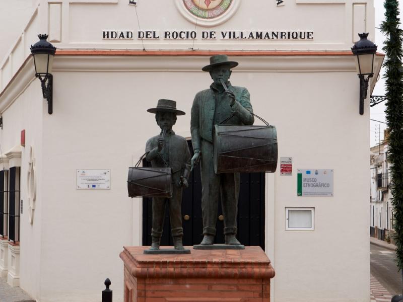 Villamanrique de la Condesa. Plaza del Tamborilero donde está ubidada la Casa Hermandad y Centro de Interpretación del Rocío