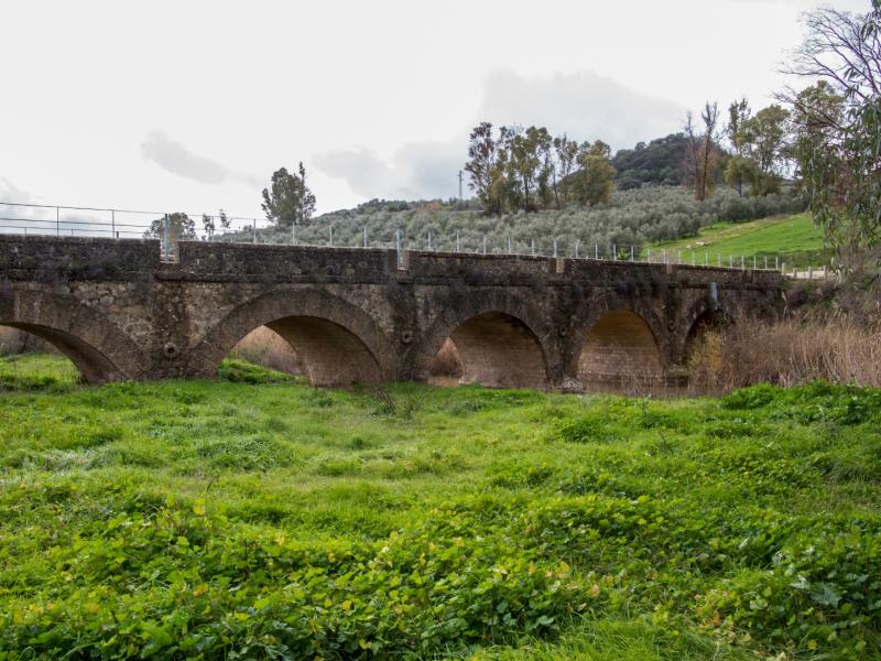 Villanueva de San Juan. Puente de los Seis Ojos