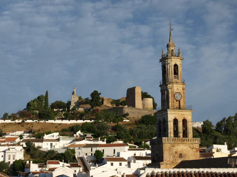 Vista del pueblo y la torre de la Iglesia Parroquial de Santa María de la Encarnación