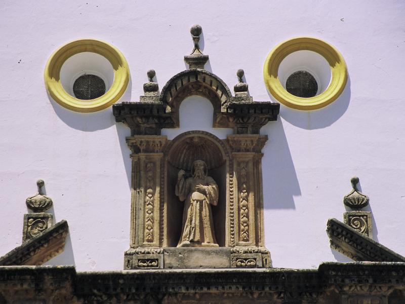 Morón de la Frontera. Detalle escultórico de la portada de la Iglesia Ntra Sra de la Victoria y Espiritu Santo