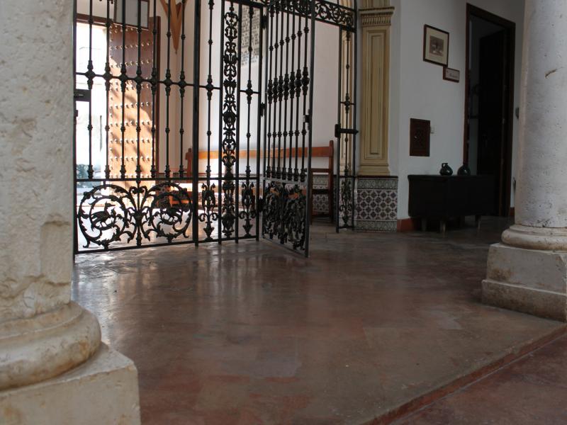 Lora del Río. Casa de las Columnas (Casa de la Virgen). Puerta de hierro vista desde el patio