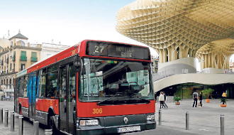 Imagen de un autobús de Tussam en la Plaza de la Encarnación con Metropol Parasol ("las setas") al fondo