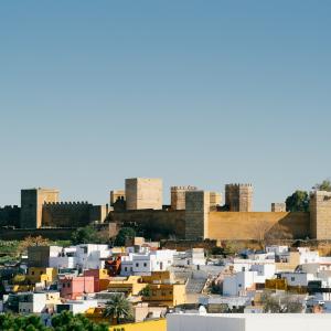 Alcalá de Guadaíra-El pueblo y de fondo El Castillo Medieval