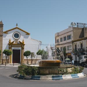 Camas. Iglesia Parroquial Santa María de Gracia con rotonda delante
