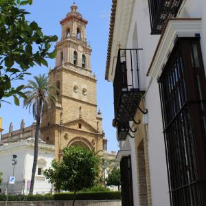 Utrera. Vista de la fachada la Iglesia de Santa María de la Mesa desde la plaza Enrique de la Cuadra