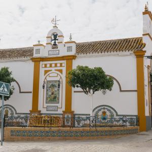 Puebla del Río-Fachada lateral con cerámica de la Ermita de San Sebastián