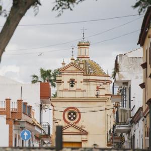 Capilla de Nuestra Señora de la Soledad vista desde una de las calles del municipio de Tocina