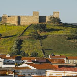 Panorámica del Castillo Medieval, el pueblo y la Iglesia de San Bartolomé