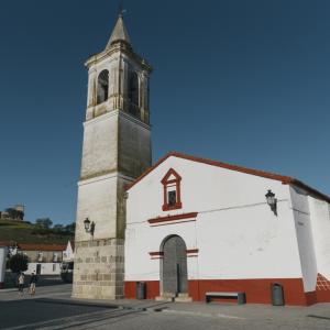 Plaza en la que se ubica la iglesia, horizontal