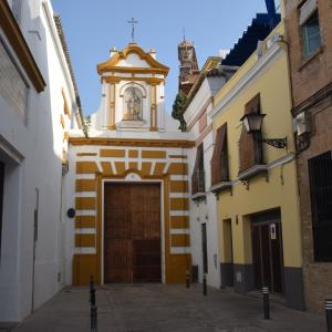Vista de la entrada al real monasterio de san clemente, en una calle peatonal