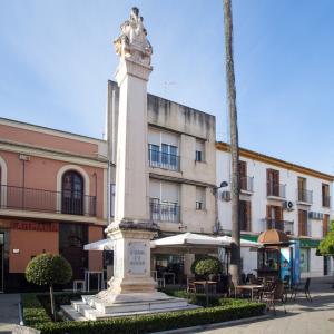 Plaza Menéndez Pelayo y escultura a la Virgen del Valme