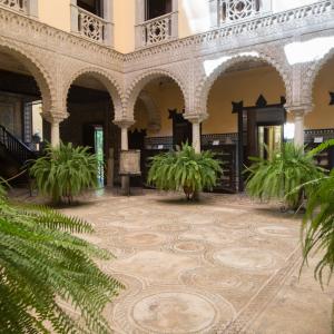 Patio del palacio de la condesa de lebrija, arcos con columnas de mármol, azulejería, restos arqueológicos
