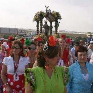 Los Palacios y Villafranca. Mujeres de flamencas en la Romería de San Isidro Labrador, delante de la procesión