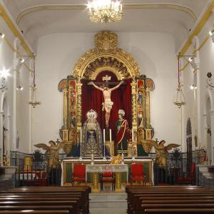 Olivares. Interior de la Capilla de la Santísima Hermandad de la Vera Cruz con el retablo al fondo