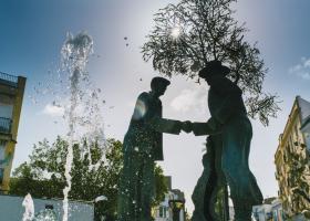 Los Palacios y Villafranca. Fuente de la Unión con esculturas de dos hombres dándose la mano