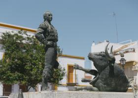 Gelves. Monumento a Joselito el Gallo con el torero de perfil y el toro en el suelo