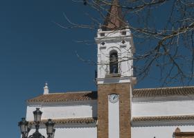 Torre de la iglesia de la purísima concepción, campanario, reloj y farol en la puerta de la iglesia, farola y banco en la plaza