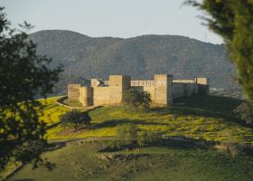 Castillo medieval con la sierra al fondo