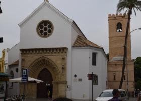 Imagen de la fachada de la iglesia de santa catalina con su campanario al lado
