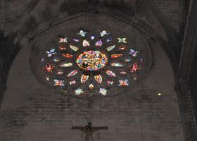 Vidriera rosetón situada encima de la puerta de la asunción, representando a los 4 evangelistas en la catedral de sevilla
