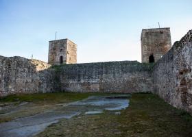 La Puebla de los Infantes. Muro y torre del Castillo