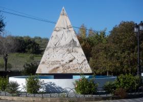 Monumento a Cervantes y las Dos Doncellas