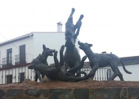 Almadén de la Plata. Grupo escultórico El Agarre con perros mordiendo a un jabalí